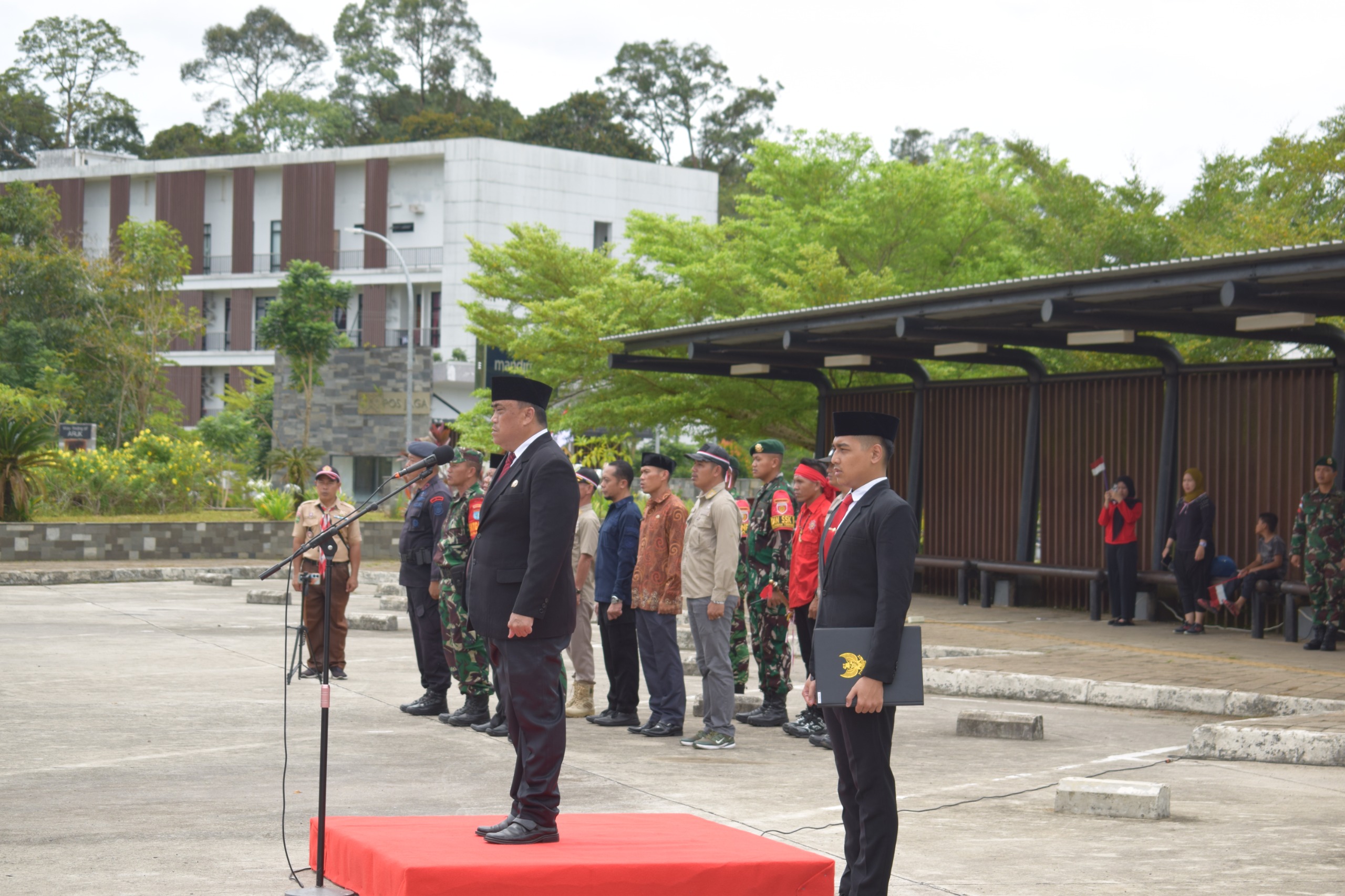 Kepala PLBN Aruk Kukuhkan Paskibraka Kecamatan Sajingan Besar