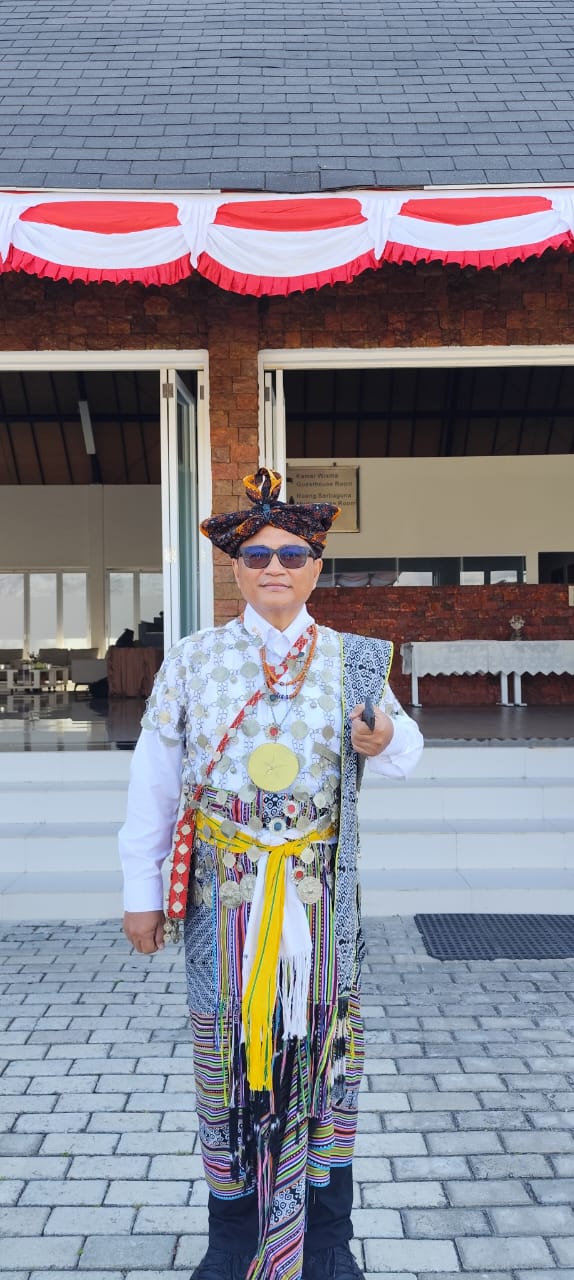 Deputi Maith Tampil dengan Baju Khas Bikomi Utara saat Jadi Inspektur Upacara