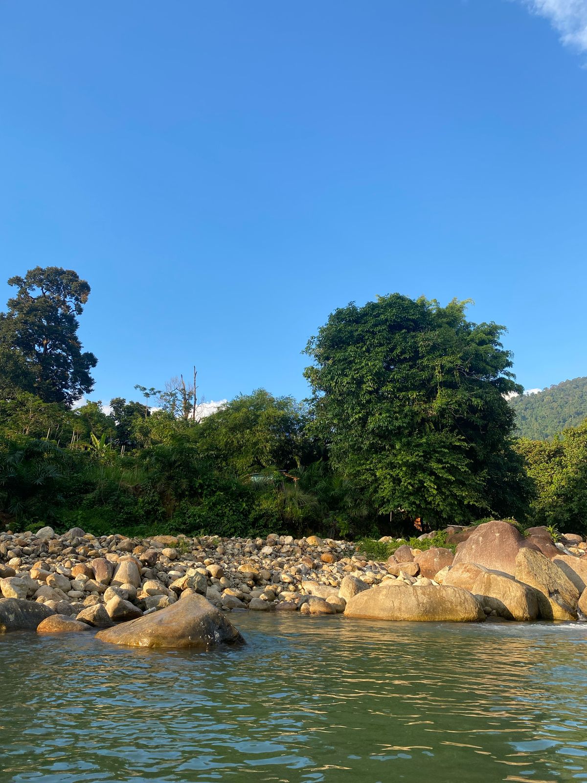 Menikmati Riam Sunge Banokng: Sungai Jernih Nan Tenang di Aruk, Perbatasan RI- Malaysia