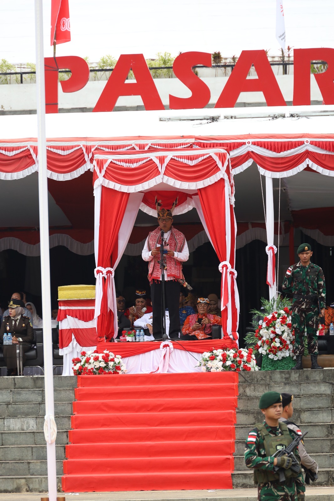 Peringati HUT ke-80 RI, Irjen Pol. Drs. Hamidin Pimpin Upacara di PLBN Entikong