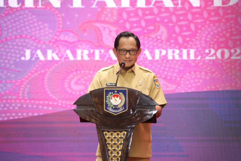 Menteri Tito Ingatkan Camat agar Tak Lengah di Tengah Penurunan Kasus Covid-19