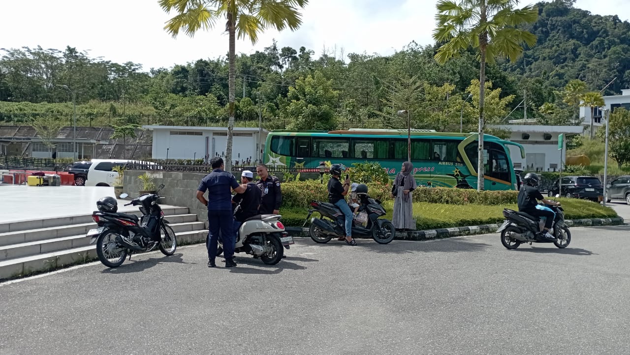 PLBN Entikong Tertibkan Kendaraan yang Parkir Sembarang di Zona Inti Perlintasan RI - Malaysia