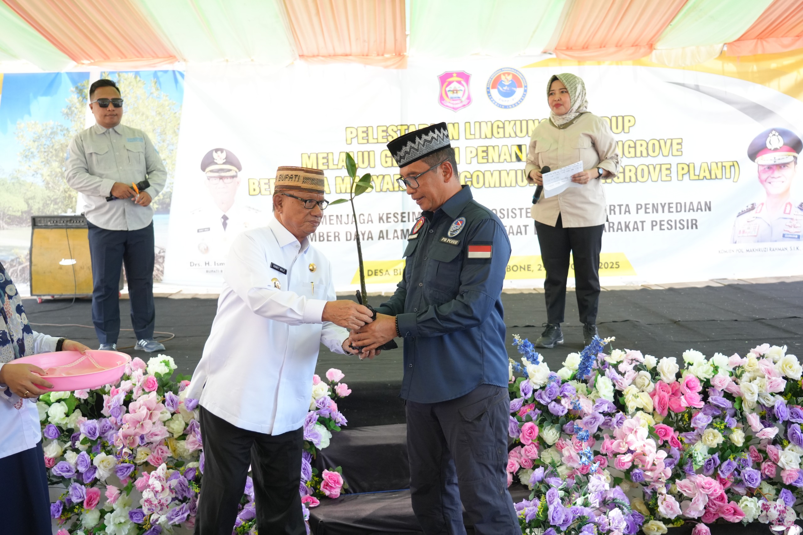Wujud Nyata Pelestarian Lingkungan Pesisir, Sekretaris BNPP RI Tanam Mangrove di Pantai Desa Biluango