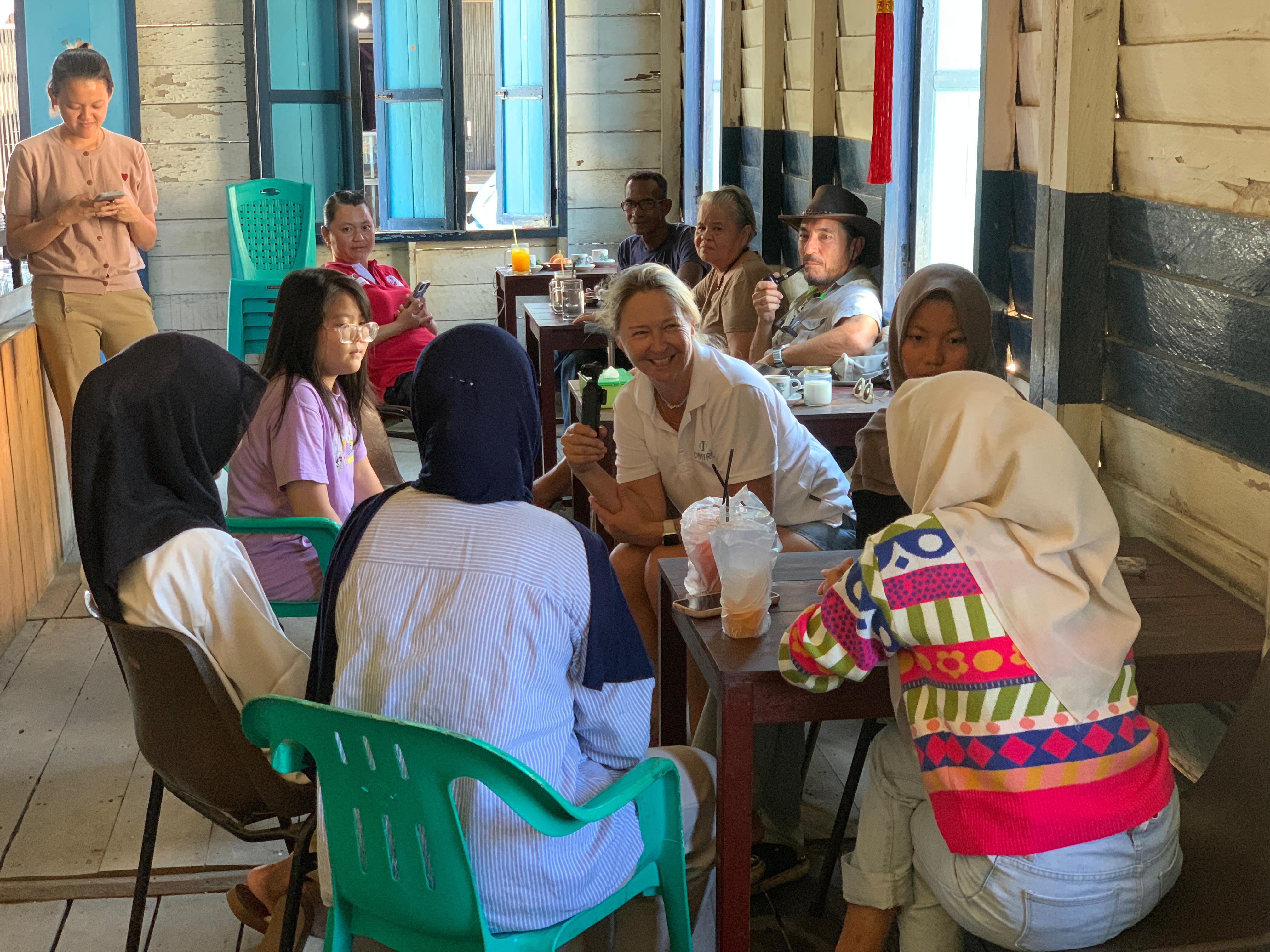 PLBN Serasan Inisiasi Belajar Lapangan Bahasa Inggris, Siswa Belajar Langsung dari Wisatawan Asing