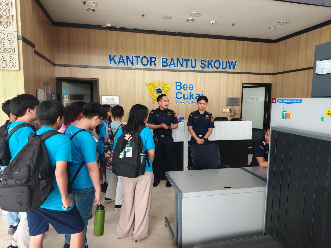 PLBN Skouw Jadi Ruang Edukasi Kebangsaan Lewat Study Tour Siswa SMP Kalam Kudus Jayapura