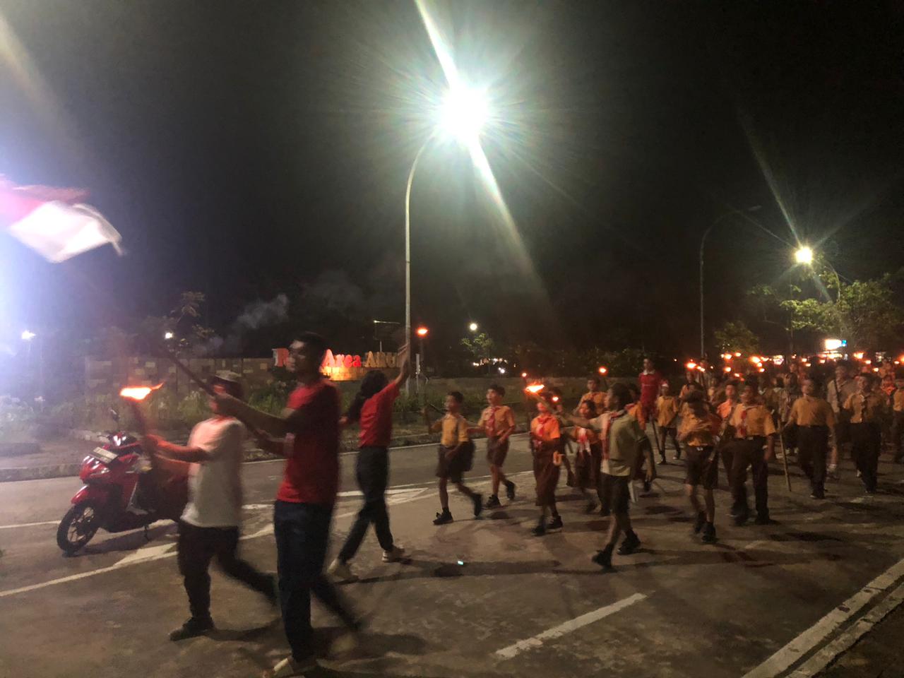 Pawai Obor di Perbatasan Nyalakan HUT ke- 80 RI