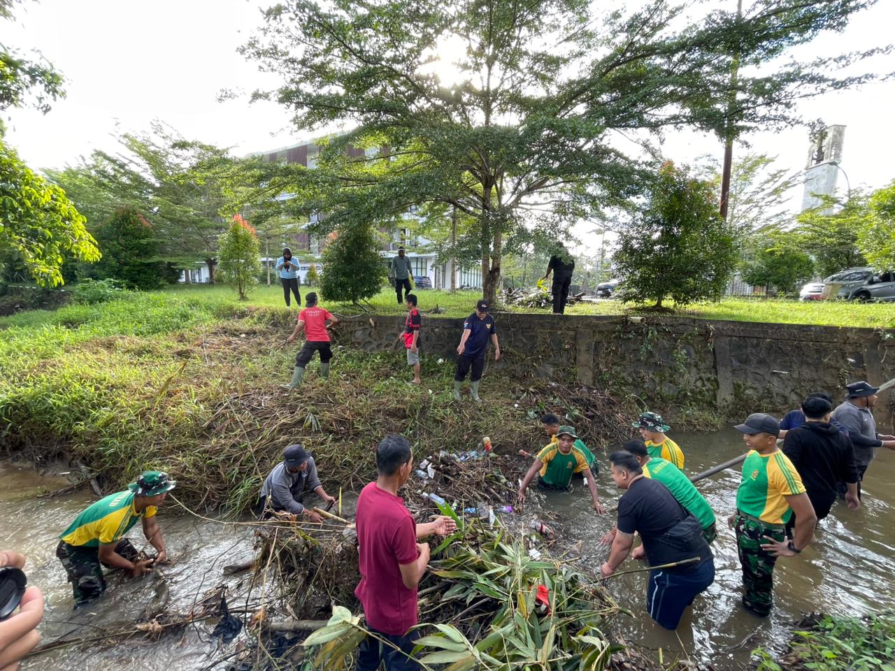 Gotong Royong Bersihkan Sungai di PLBN Aruk, Komitmen BNPP RI Jaga Lingkungan Perbatasan