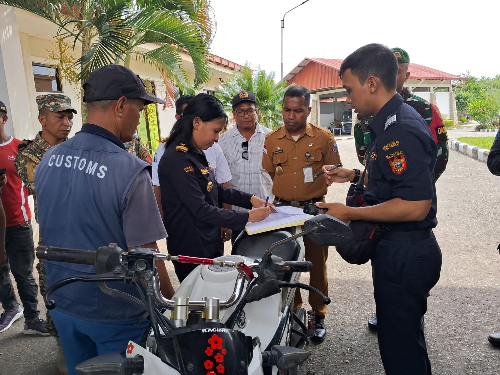 Kepala PLBN Motamasin Terima Penyerahan Motor Curian dari Otoritas Timor Leste