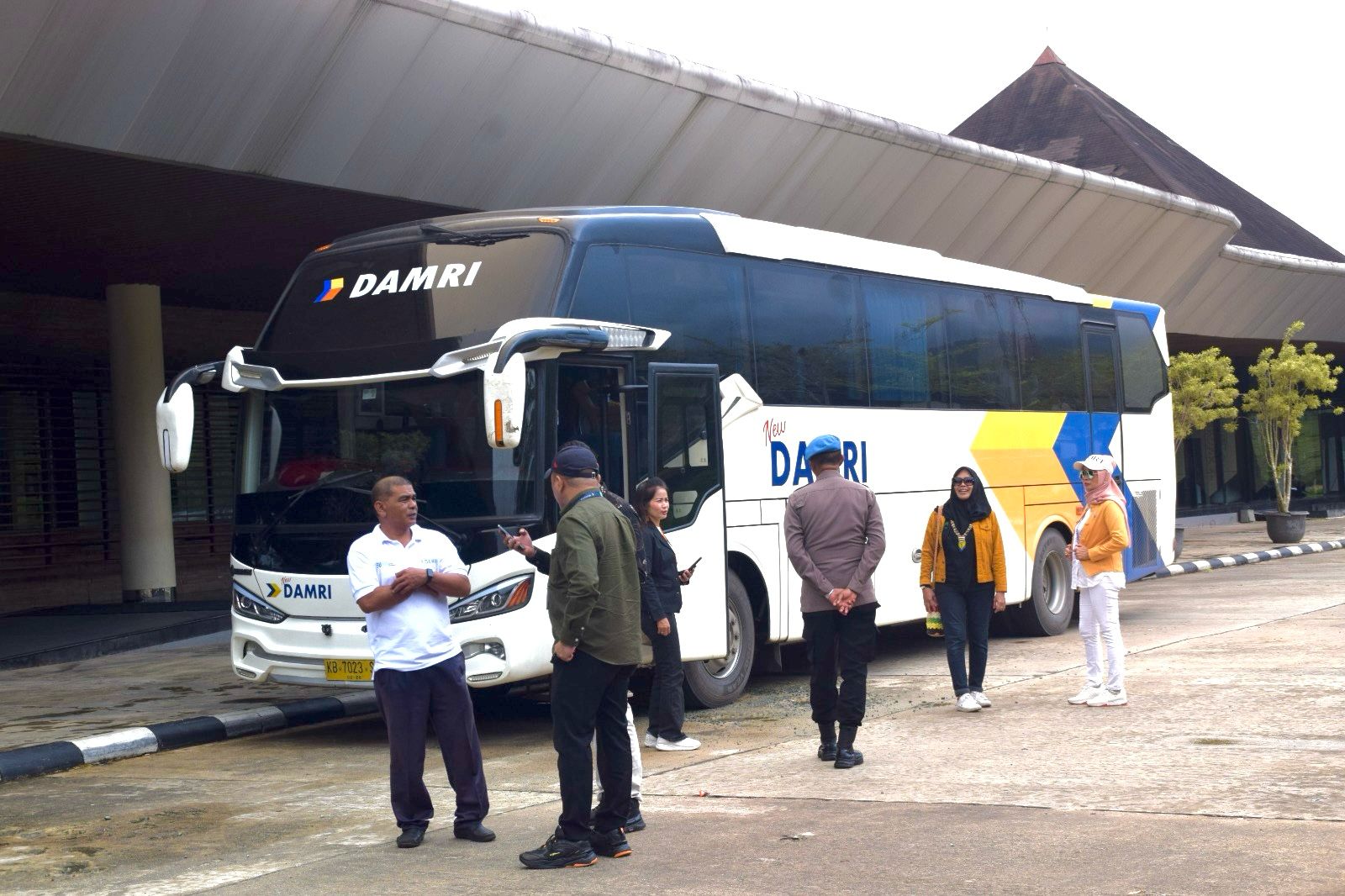 PLBN Aruk Sambut Baik Bus ALBN  Damri Mengaspal Rute Singkawang - Kuching