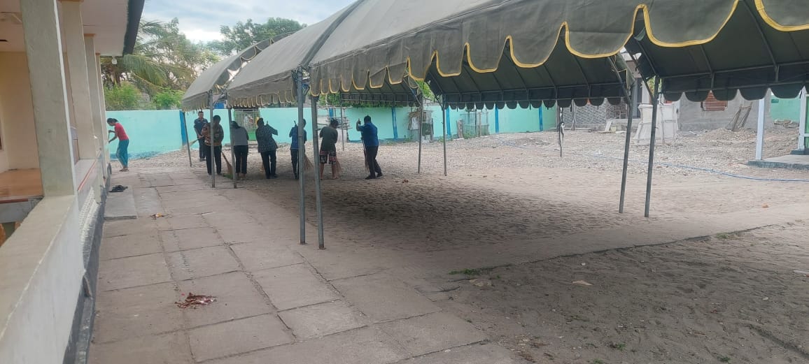 Pegawai PLBN Wini Sambut Iduladha dengan Semangat Kerja Bakti di Masjid Nurul Mubin