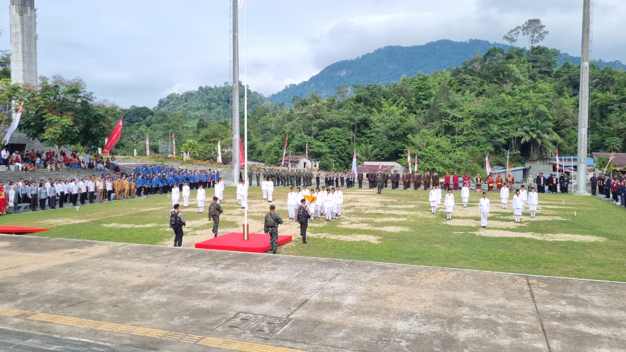 Peringati HUT ke-80 RI, Irjen Pol. Drs. Hamidin Pimpin Upacara di PLBN Entikong