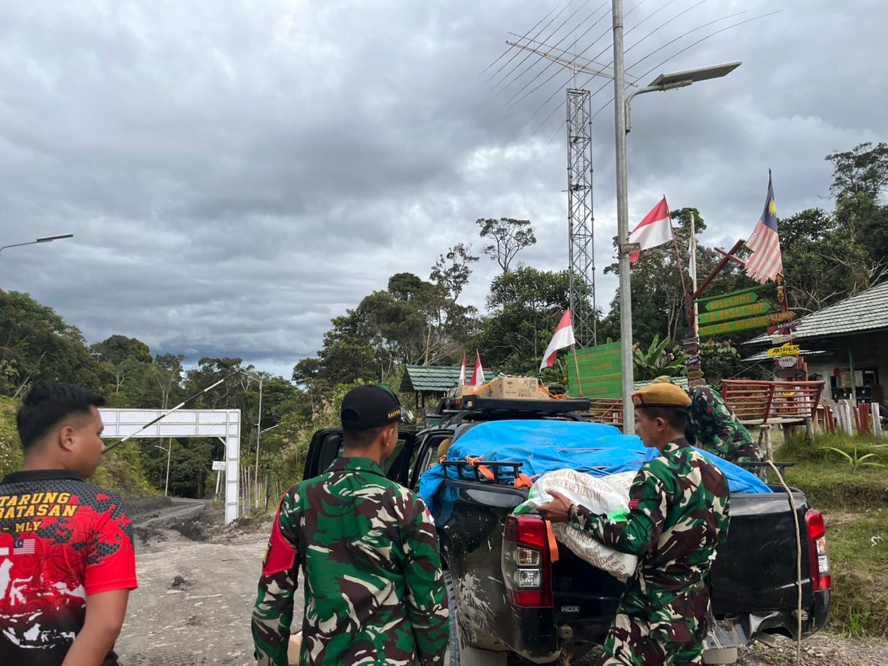 Satgas Pamtas RI–Malaysia Gagalkan Penyelundupan Ratusan Botol Miras Ilegal di Pos Long Nawang