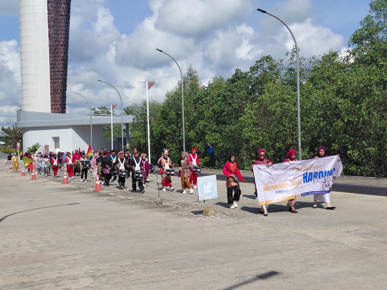 PLBN Sebatik Meriahkan Pawai Pelajar Hardiknas, Cetak Generasi Unggul Perbatasan