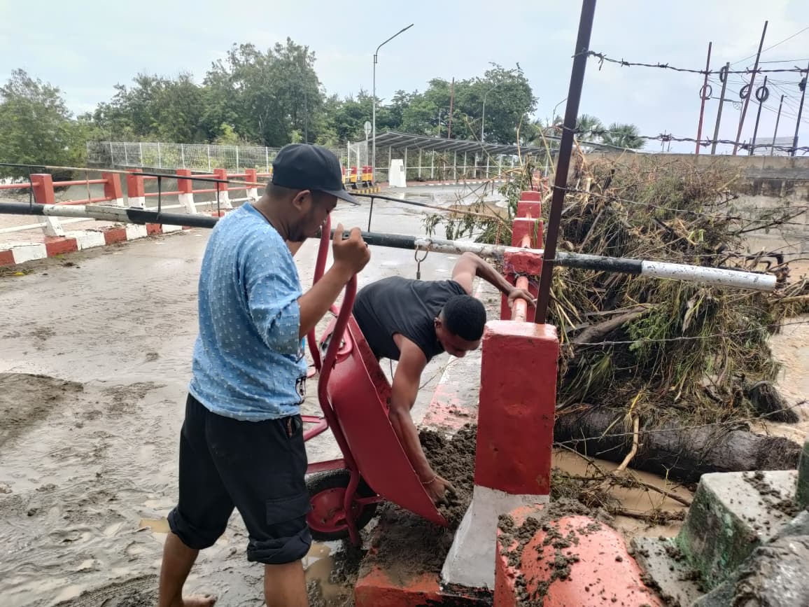 Banjir di PLBN Motaain, Petugas RI–Timor Leste Bersinergi Pulihkan Kawasan Perbatasan