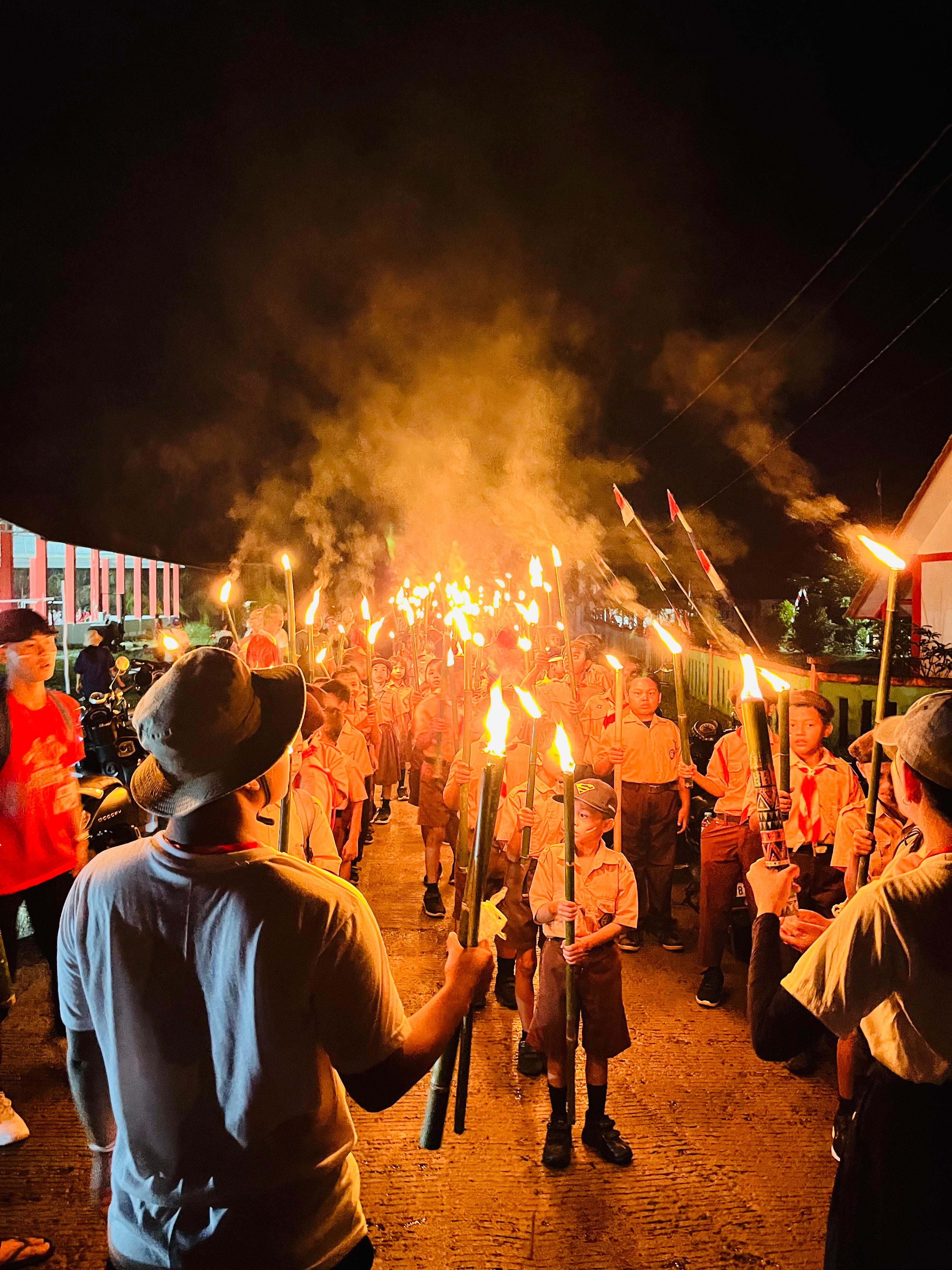 Pawai Obor di Perbatasan Nyalakan HUT ke- 80 RI
