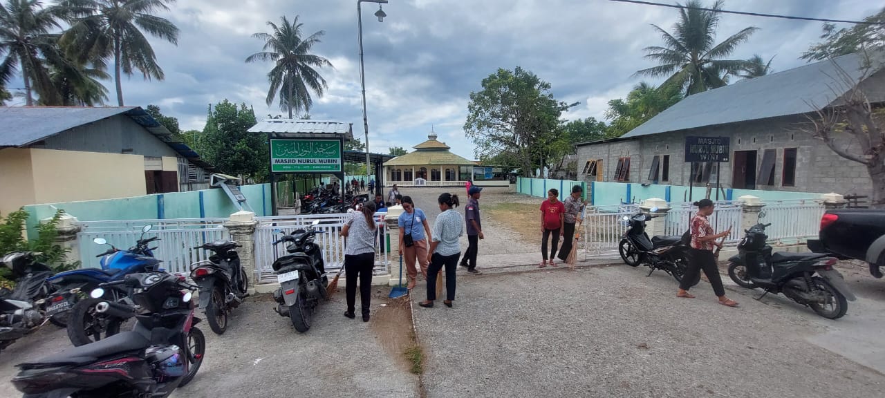 Pegawai PLBN Wini Sambut Iduladha dengan Semangat Kerja Bakti di Masjid Nurul Mubin