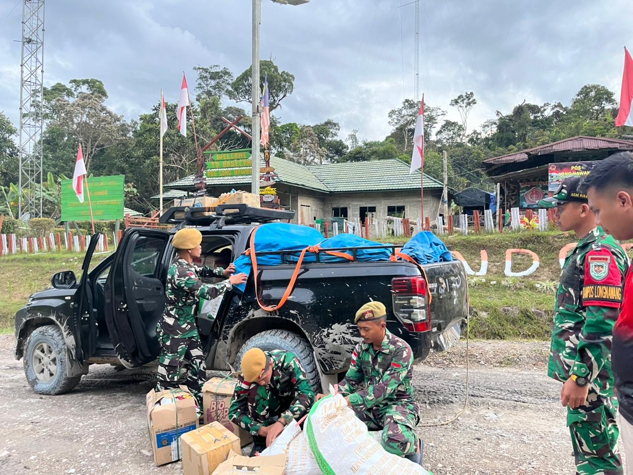 Satgas Pamtas RI–Malaysia Gagalkan Penyelundupan Ratusan Botol Miras Ilegal di Pos Long Nawang