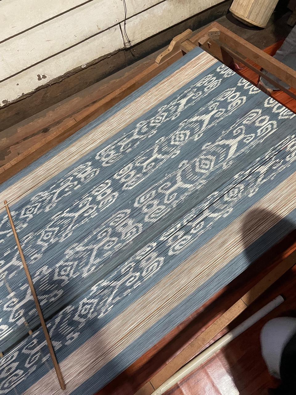 Dari Kapuas Hulu Menembus Batas: Tenun Kalbar Berkilau Lewat PLBN Badau