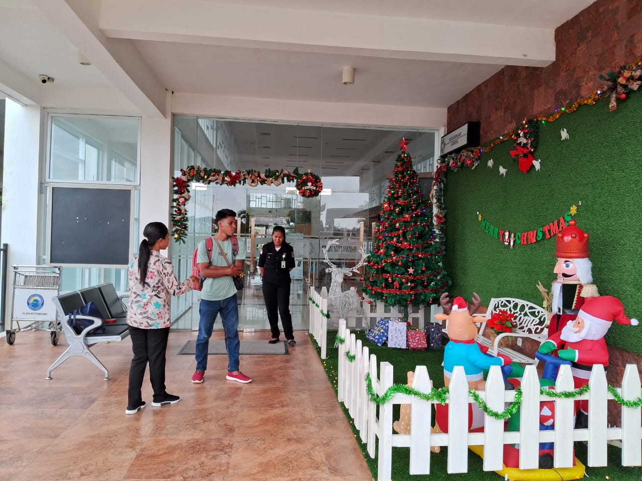 Pohon Natal hingga Robot Sinterklas jadi Wajah Baru PLBN Motamasin