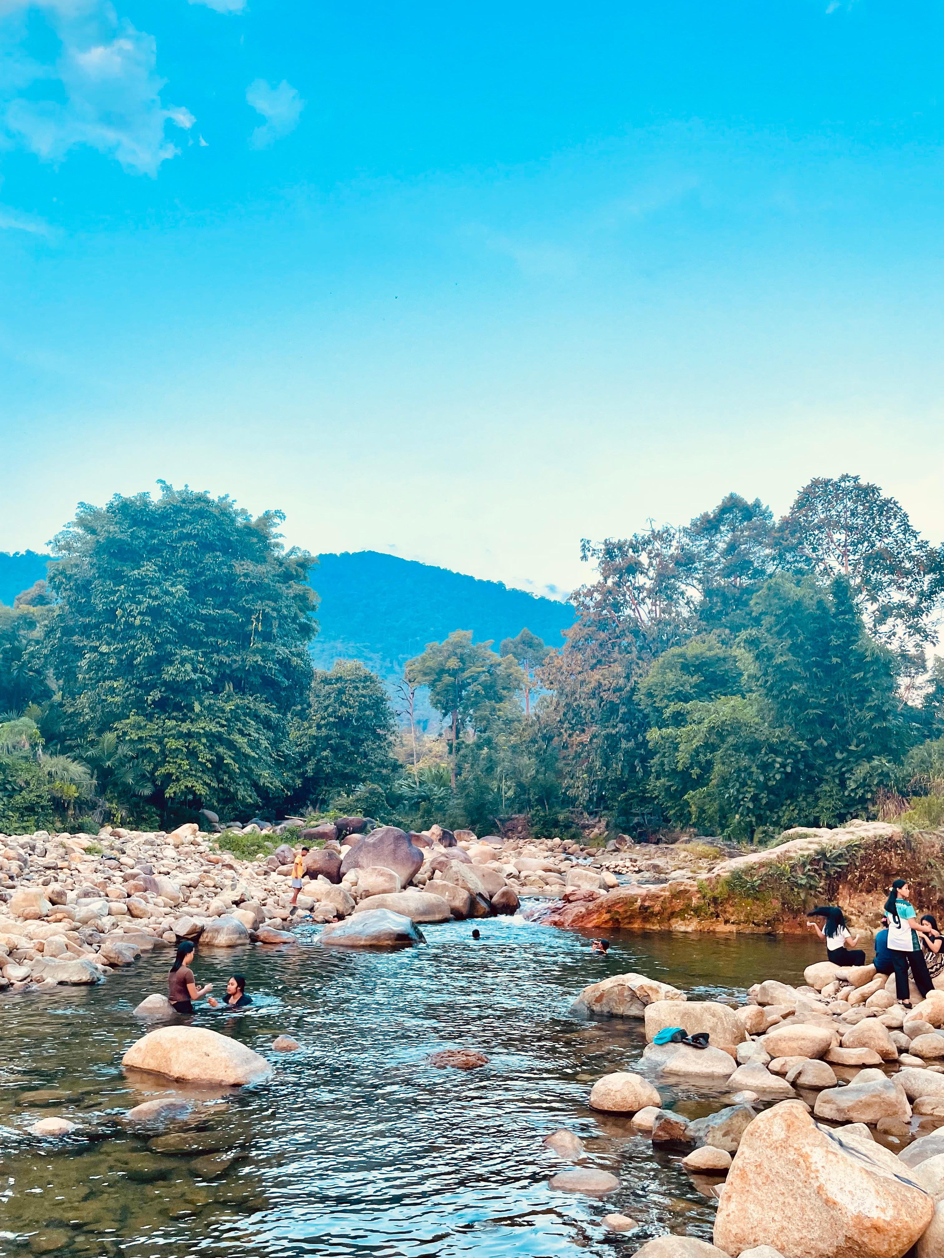 Menikmati Riam Sunge Banokng: Sungai Jernih Nan Tenang di Aruk, Perbatasan RI- Malaysia