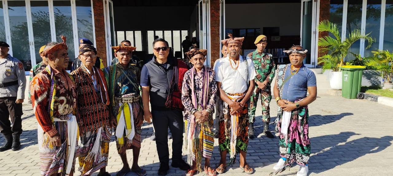 Tokoh Adat Desa Napan Sambut Kedatangan Deputi Maith di PLBN Napan