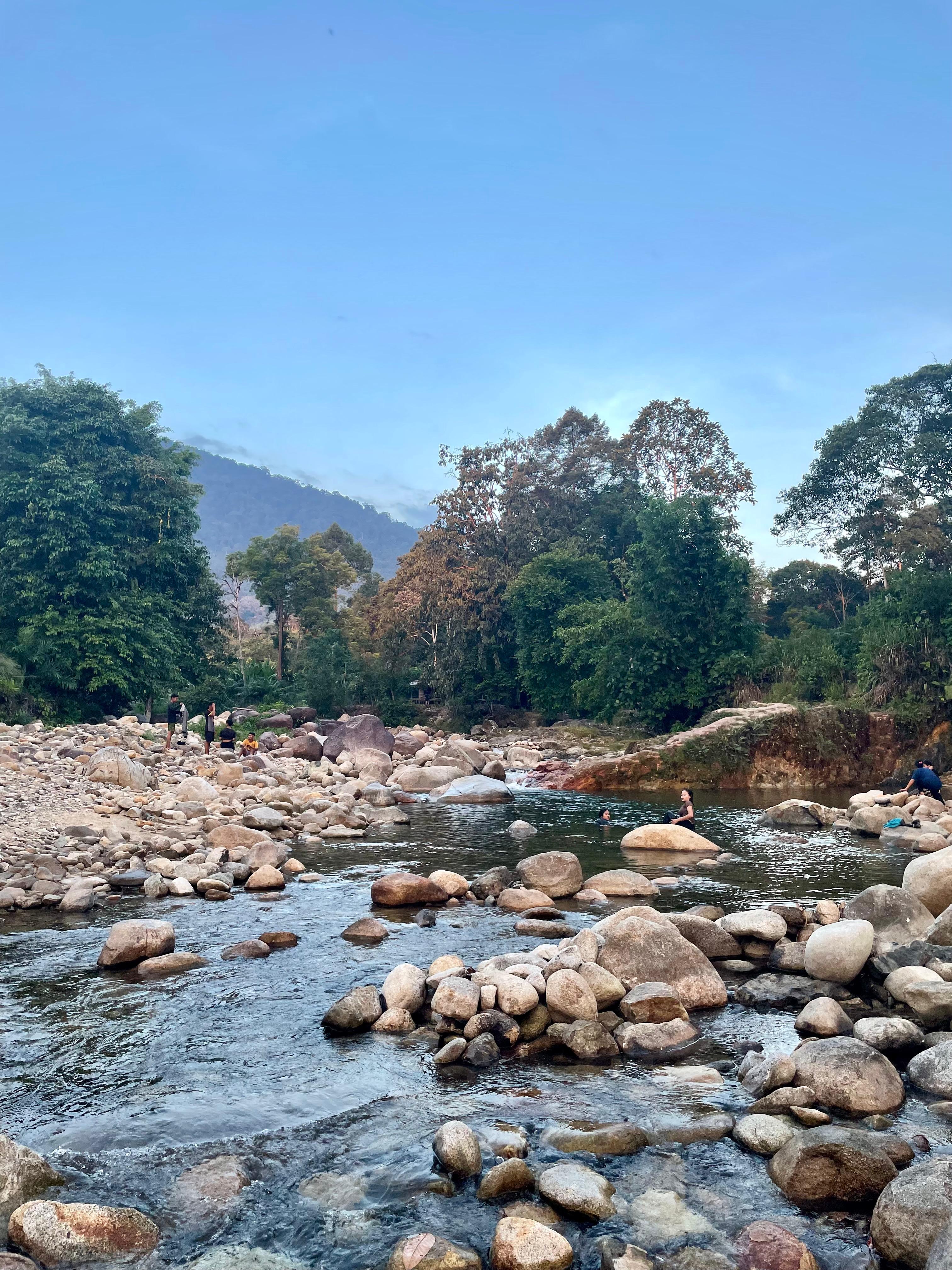 Menikmati Riam Sunge Banokng: Sungai Jernih Nan Tenang di Aruk, Perbatasan RI- Malaysia