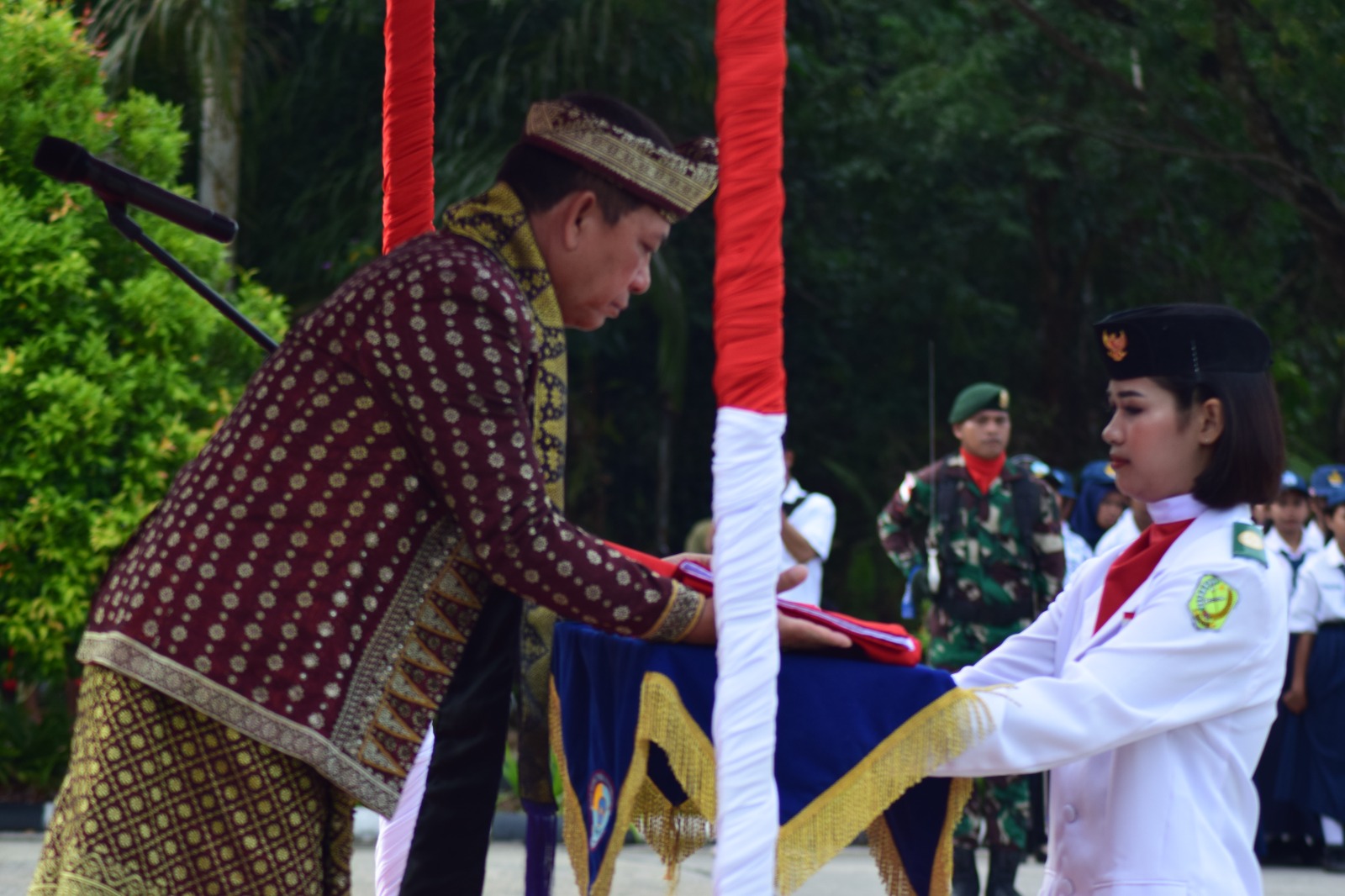Kenakan Baju Adat Melayu Sambas, Deputi Ramses Limbong Tampil Elegan Jadi Inspektur Upacara di PLBN Aruk