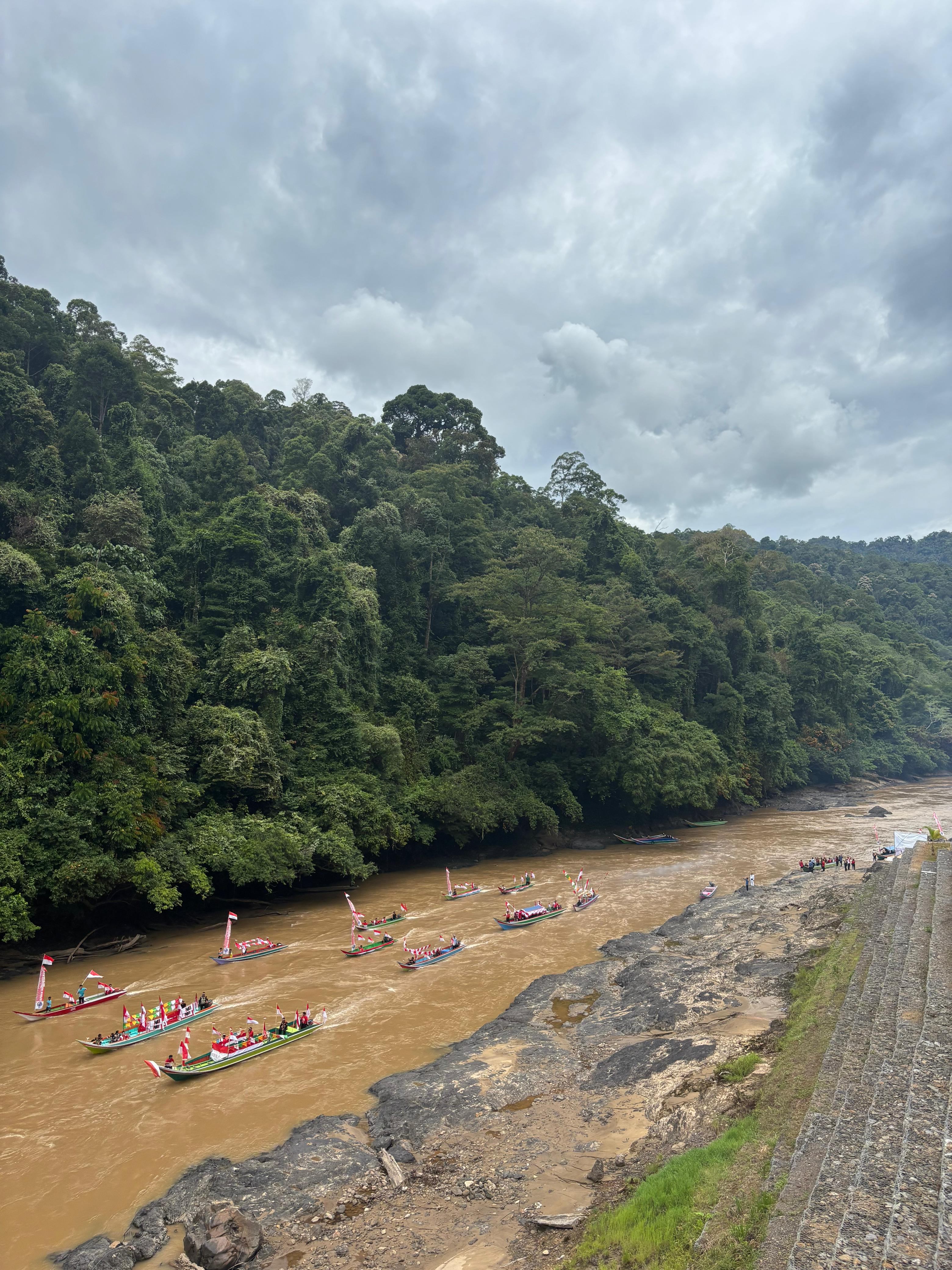 Parade Perahu Hias dan Pekik 'Merdeka' Warnai HUT RI di PLBN Labang, Sungai Pansiangan Semarak