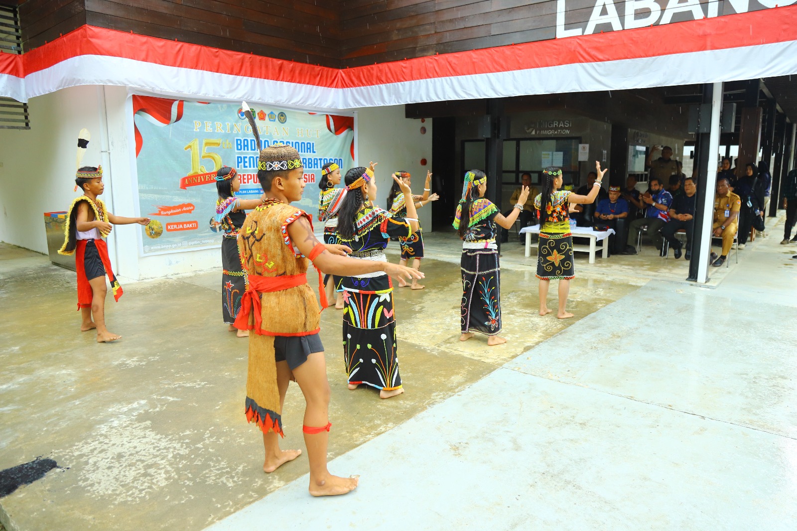 Tarian Dayak Agabag Sambut Tim Pengembangan Kawasan Simantipal Tiba di PLBN Labang