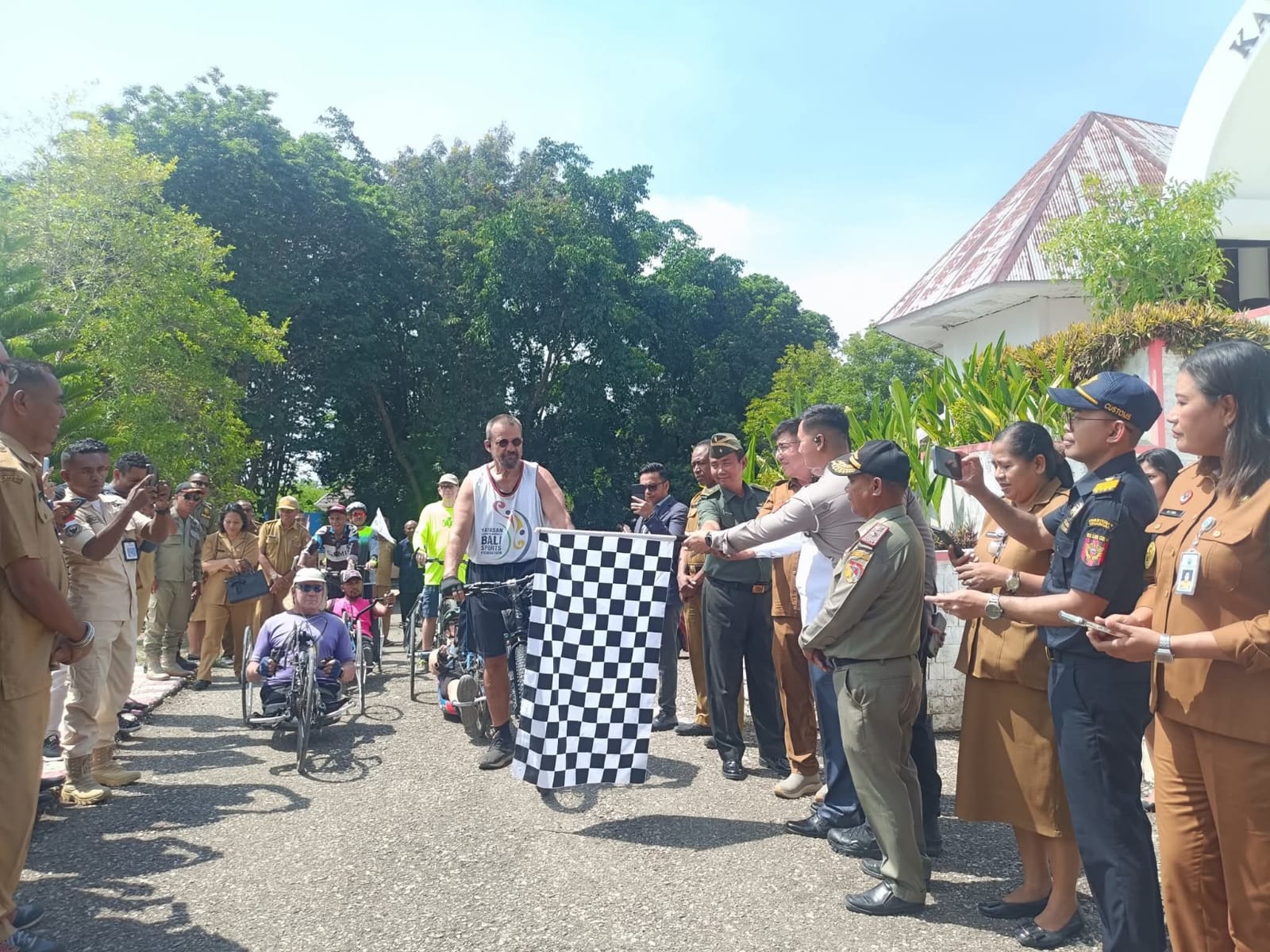 Dari Belu ke Dili, PLBN Motaain Jadi Pintu Inspirasi Tour Timor Handcycle “From Mother to Son”