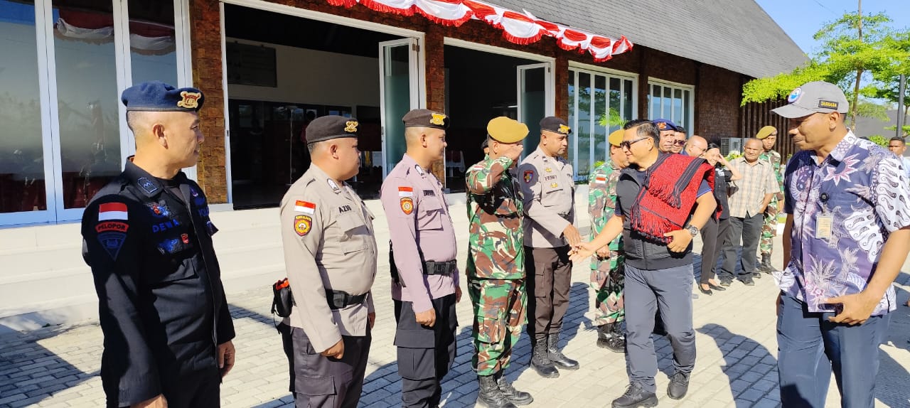 Tokoh Adat Desa Napan Sambut Kedatangan Deputi Maith di PLBN Napan