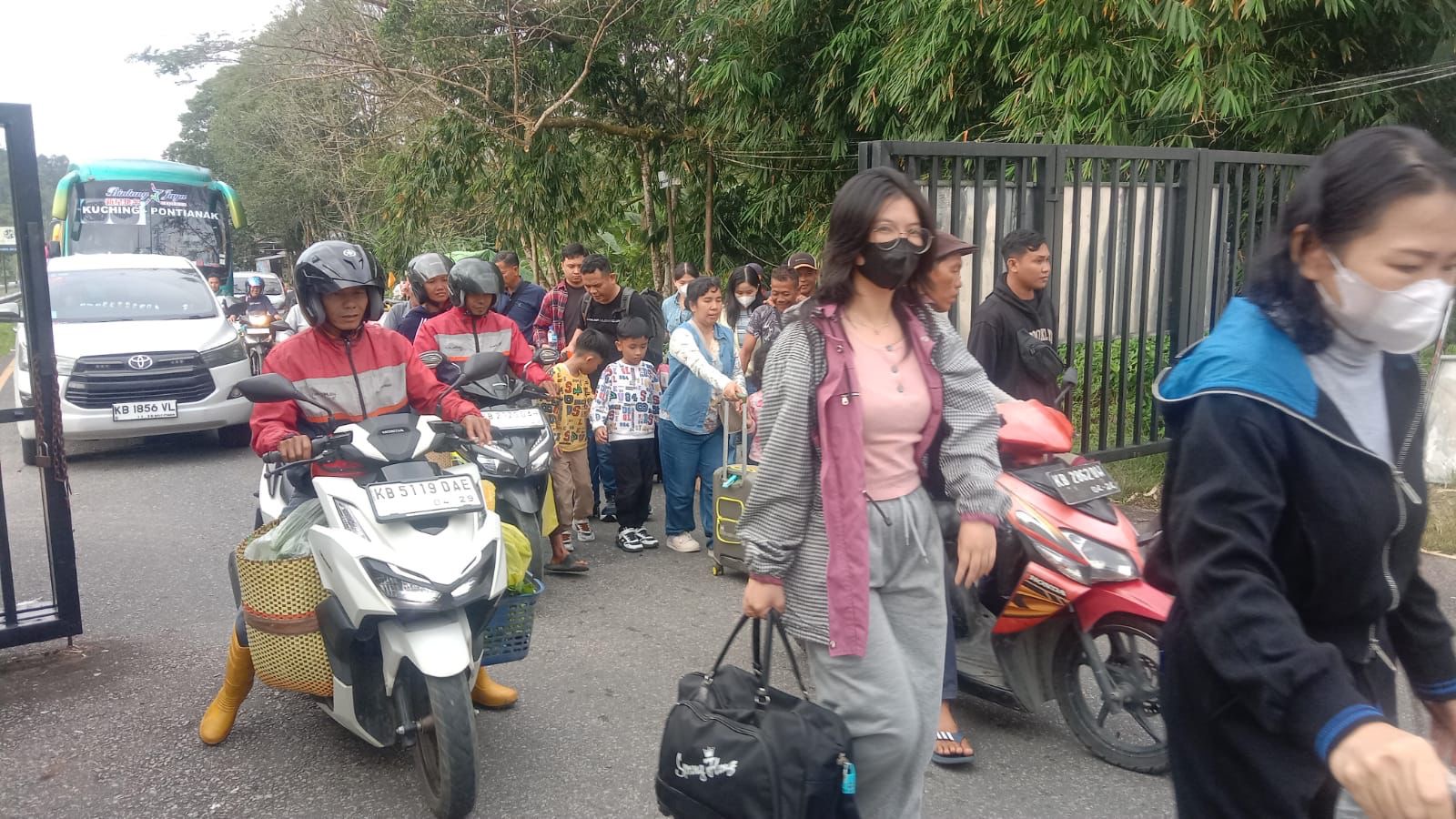 H-3 Lebaran 1447 H, Aktivitas Lintas Batas di PLBN Entikong Meningkat Tajam