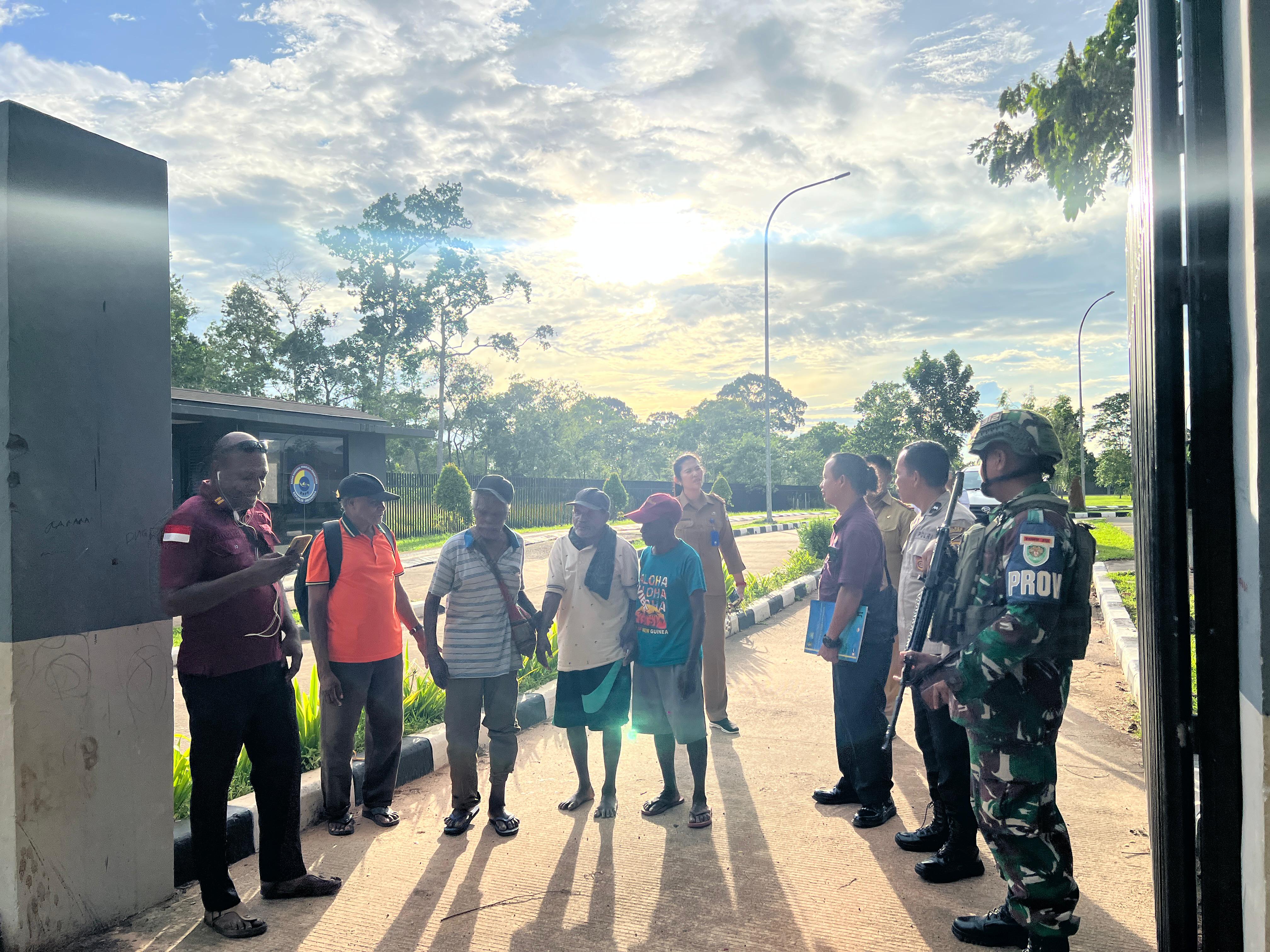 Tegakkan Aturan Keimigrasian, Empat Warga Negara PNG Dideportasi Lewat PLBN Sota