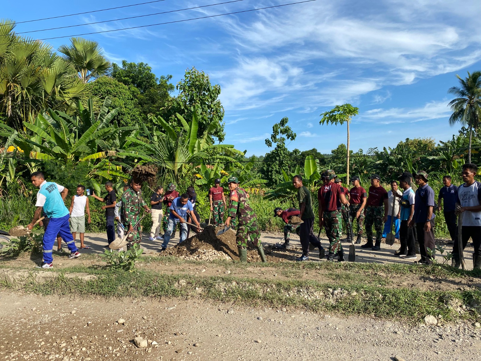 PLBN Motamasin Bersama Warga Gotong Royong Perbaiki Jalan Rusak dan Berlubang di Kawasan Perbatasan Negara