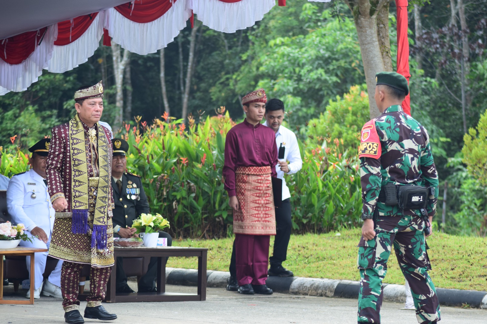 Kenakan Baju Adat Melayu Sambas, Deputi Ramses Limbong Tampil Elegan Jadi Inspektur Upacara di PLBN Aruk