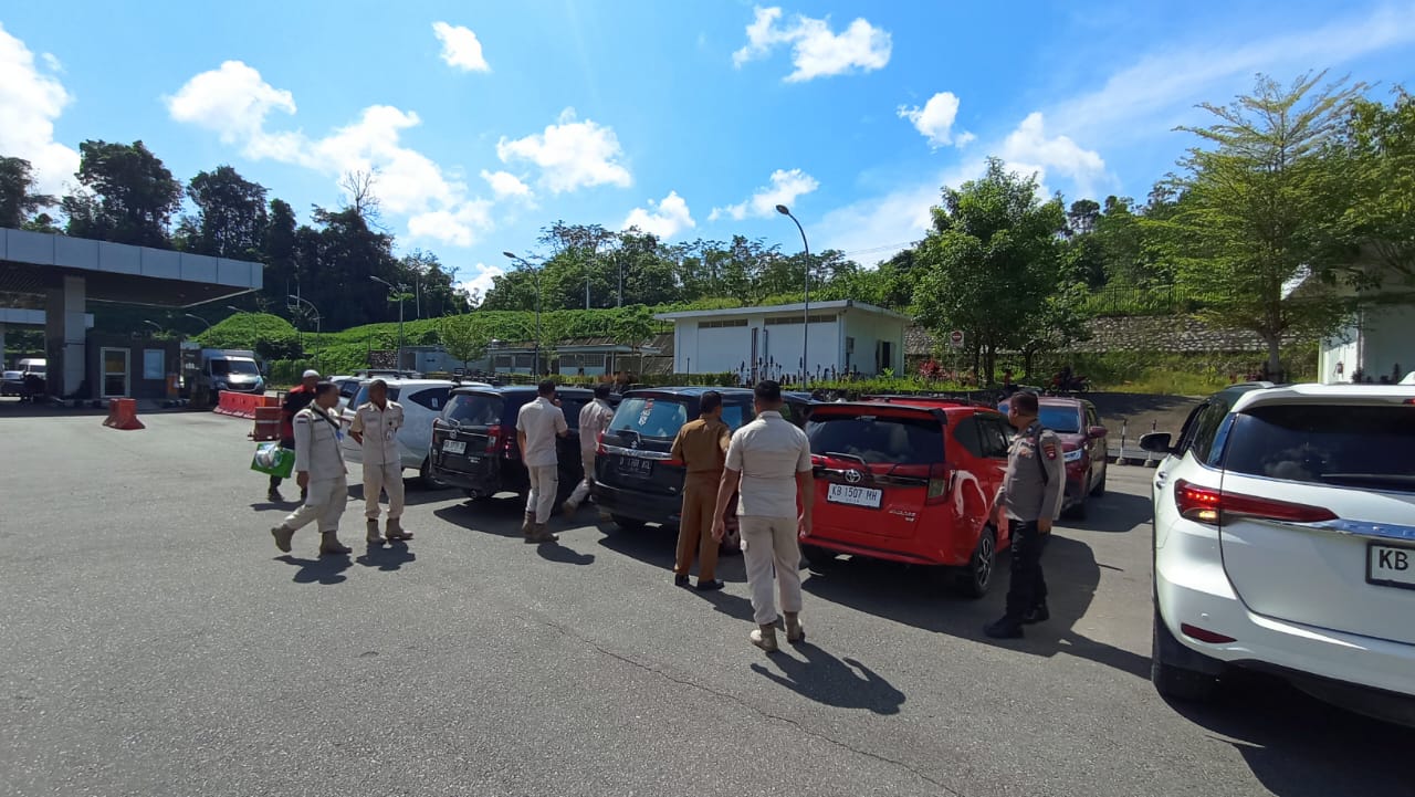 PLBN Entikong Tertibkan Kendaraan yang Parkir Sembarang di Zona Inti Perlintasan RI - Malaysia