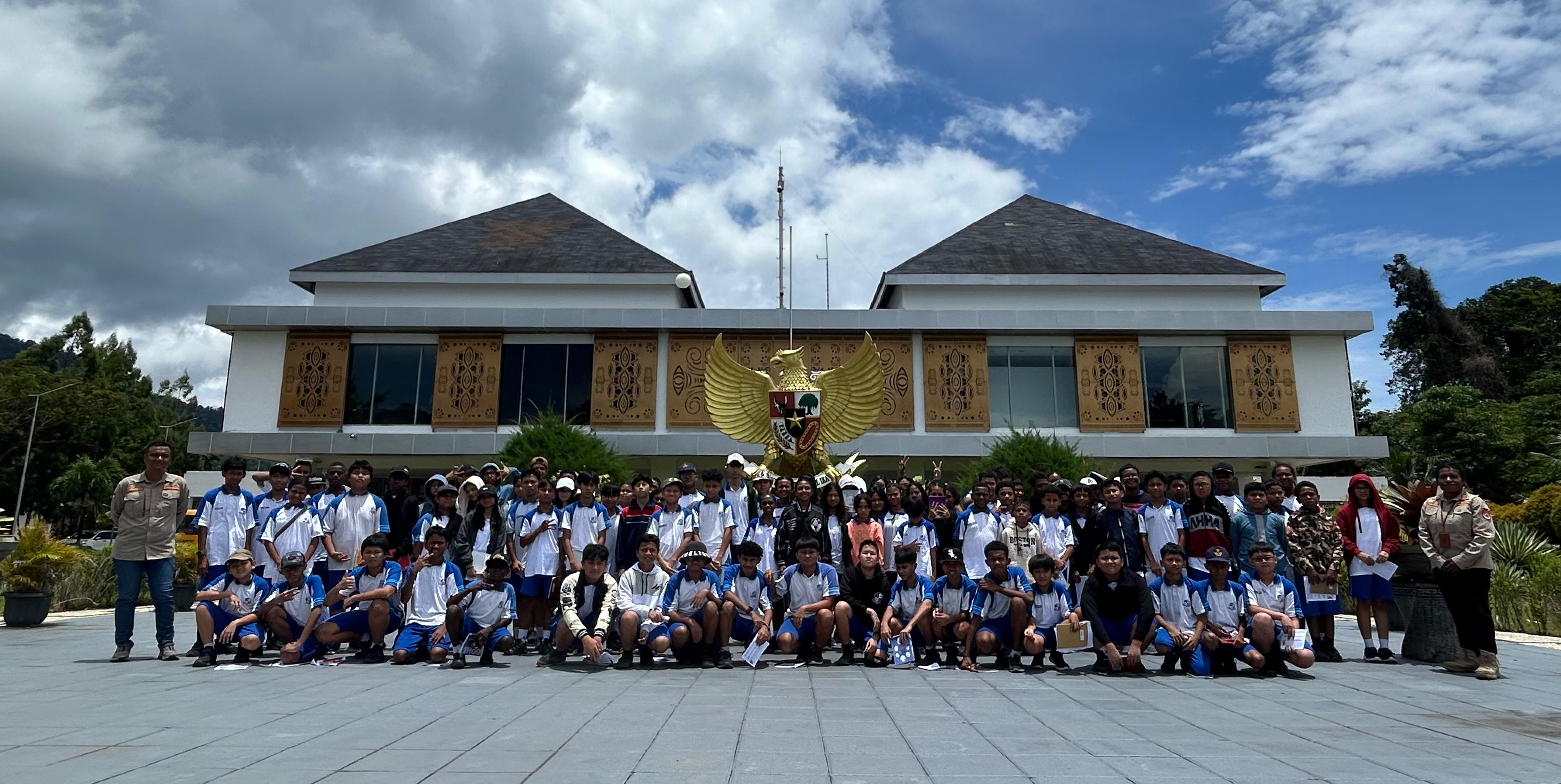 PLBN Skouw Jadi Tujuan Field Trip Siswa SMP Kalam Kudus Kotaraja