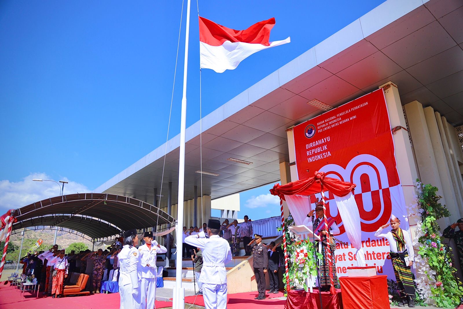 Semarak HUT ke-80 RI di Insana Utara, Sekretaris BNPP RI Pimpin Upacara dengan Pakaian Adat Raja Insana