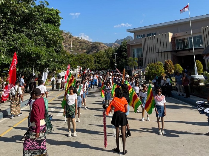 Jelang HUT RI ke-79, PLBN Wini Gelar Karnaval Budaya dan Pengukuhan Paskibraka