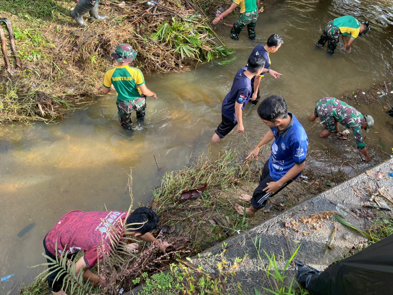 Gotong Royong Bersihkan Sungai di PLBN Aruk, Komitmen BNPP RI Jaga Lingkungan Perbatasan