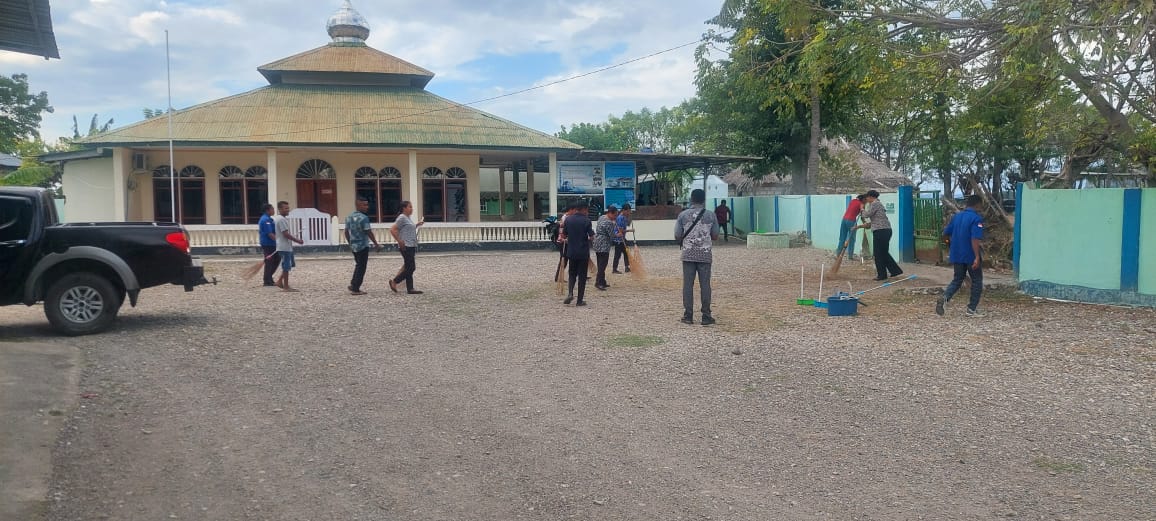 Pegawai PLBN Wini Sambut Iduladha dengan Semangat Kerja Bakti di Masjid Nurul Mubin