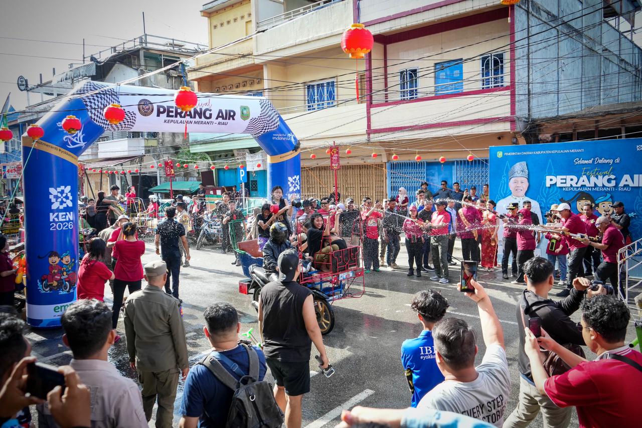 Sekretaris BNPP RI Tutup Festival Perang Air Cian Cui 2026, Perkuat Harmoni Budaya dan Ekonomi Perbatasan Meranti