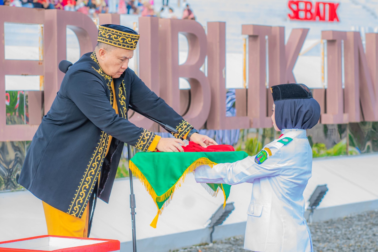 Merah Putih Berkibar di PLBN Sebatik: Irjen Pol. Edi Mardianto Ajak Masyarakat Perbatasan Jaga Persatuan