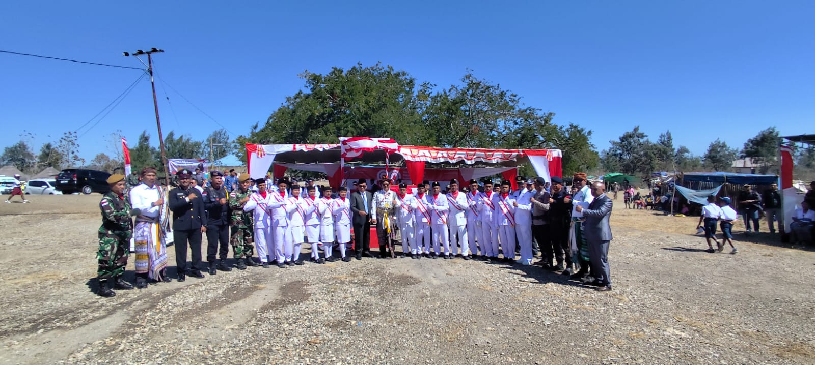 Deputi Maith Tampil dengan Baju Khas Bikomi Utara saat Jadi Inspektur Upacara