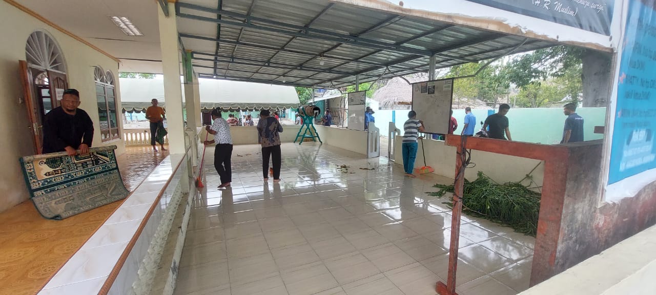 Pegawai PLBN Wini Sambut Iduladha dengan Semangat Kerja Bakti di Masjid Nurul Mubin