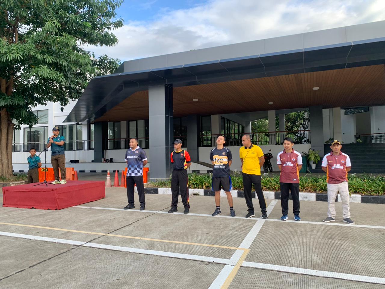 BNPP RI dan Satgas Pamtas TNI Bangun Kekompakan Antarinstansi melalui Kegiatan Olahraga Bersama di PLBN Motamasin