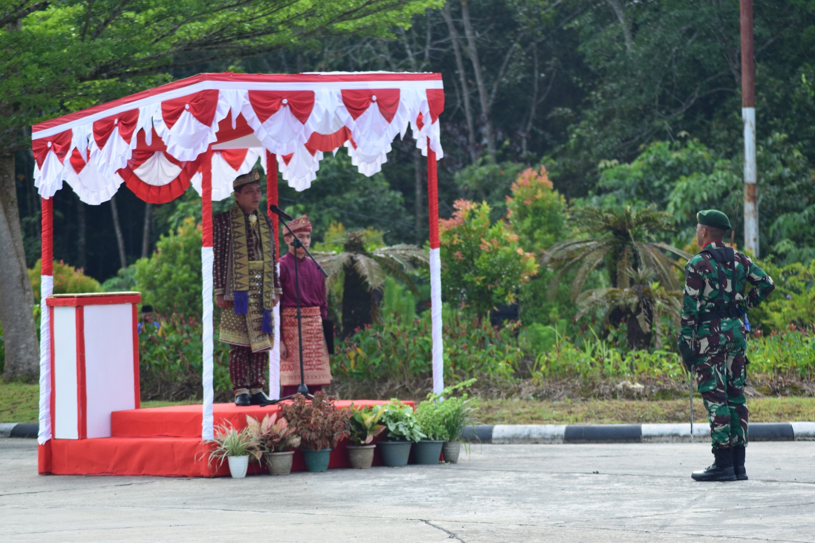 Kenakan Baju Adat Melayu Sambas, Deputi Ramses Limbong Tampil Elegan Jadi Inspektur Upacara di PLBN Aruk