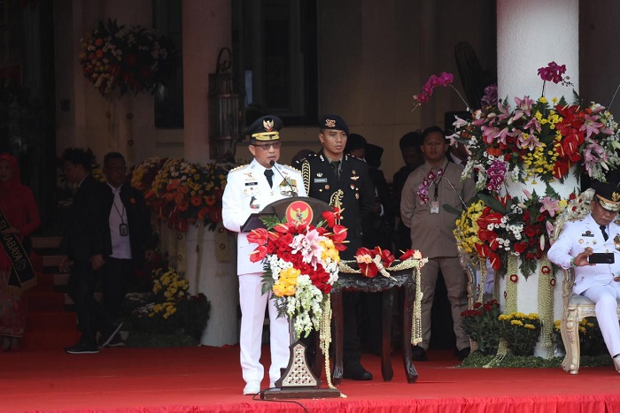 Pimpin Upacara Puncak Peringatan Hari Otonomi Daerah Ke-28 di Surabaya, Mendagri Beri Penghargaan ke 14 Kepala Daerah