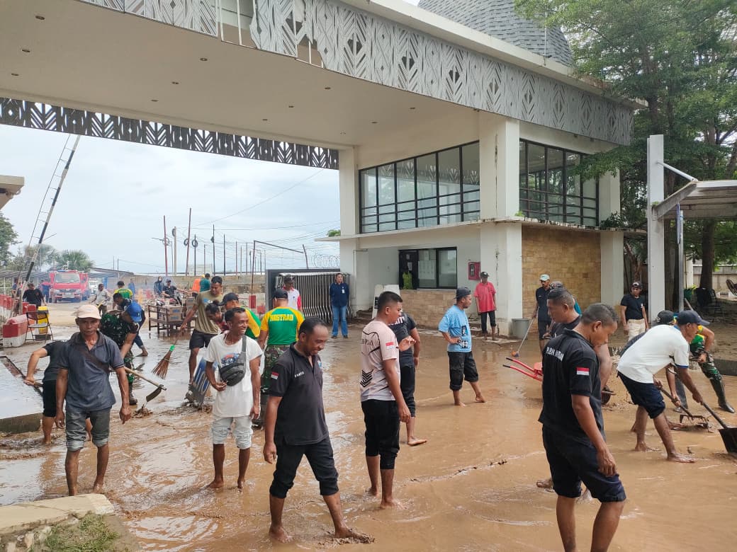 Banjir di PLBN Motaain, Petugas RI–Timor Leste Bersinergi Pulihkan Kawasan Perbatasan
