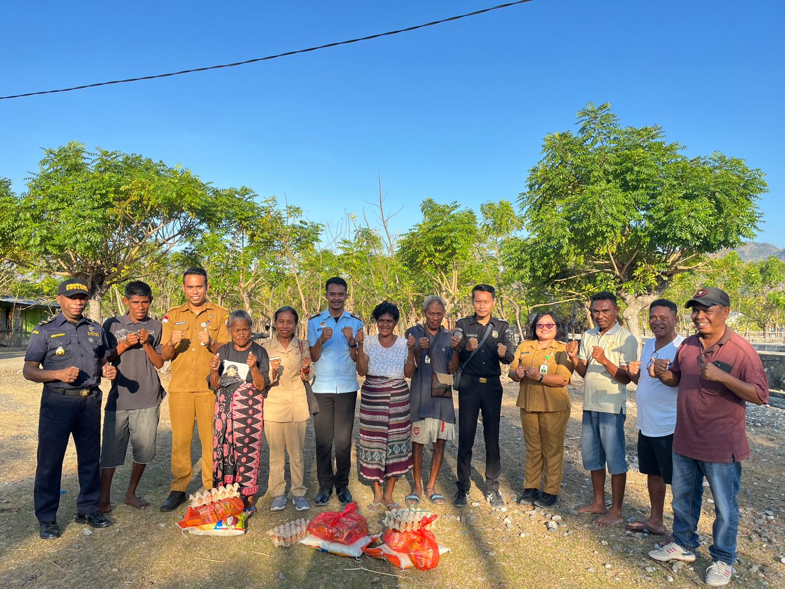 PLBN Wini Salurkan Bantuan Sosial di Desa Humusu Wini, Semarakkan HUT ke-15 BNPP RI